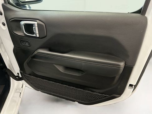 Used 2025 Jeep Wrangler Sahara image 32