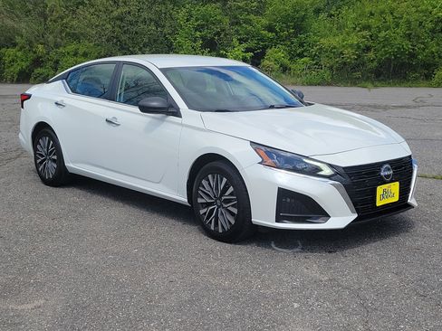 Used 2024 Nissan Altima 2.5 SV AWD/4WD image 3