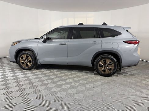 Used 2022 Toyota Highlander Bronze Edition image 4