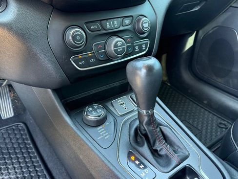 Used 2019 Jeep Cherokee Trailhawk w/ Cold Weather Group AWD/4WD image 21