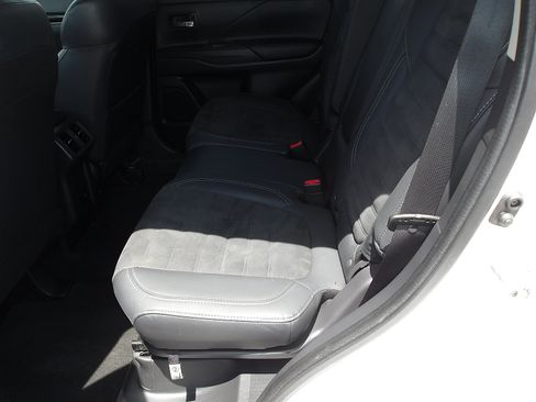 Used 2020 Mitsubishi Outlander AWD image 14