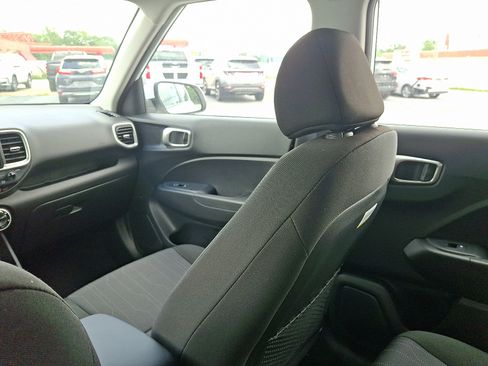 New 2025 Hyundai Venue SE image 11