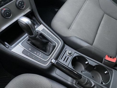 Used 2017 Volkswagen Golf S image 29