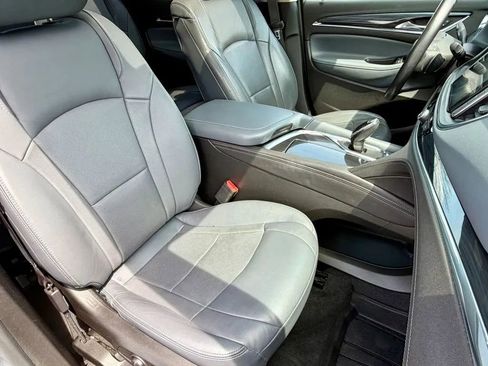 Used 2018 Buick Enclave Essence image 17