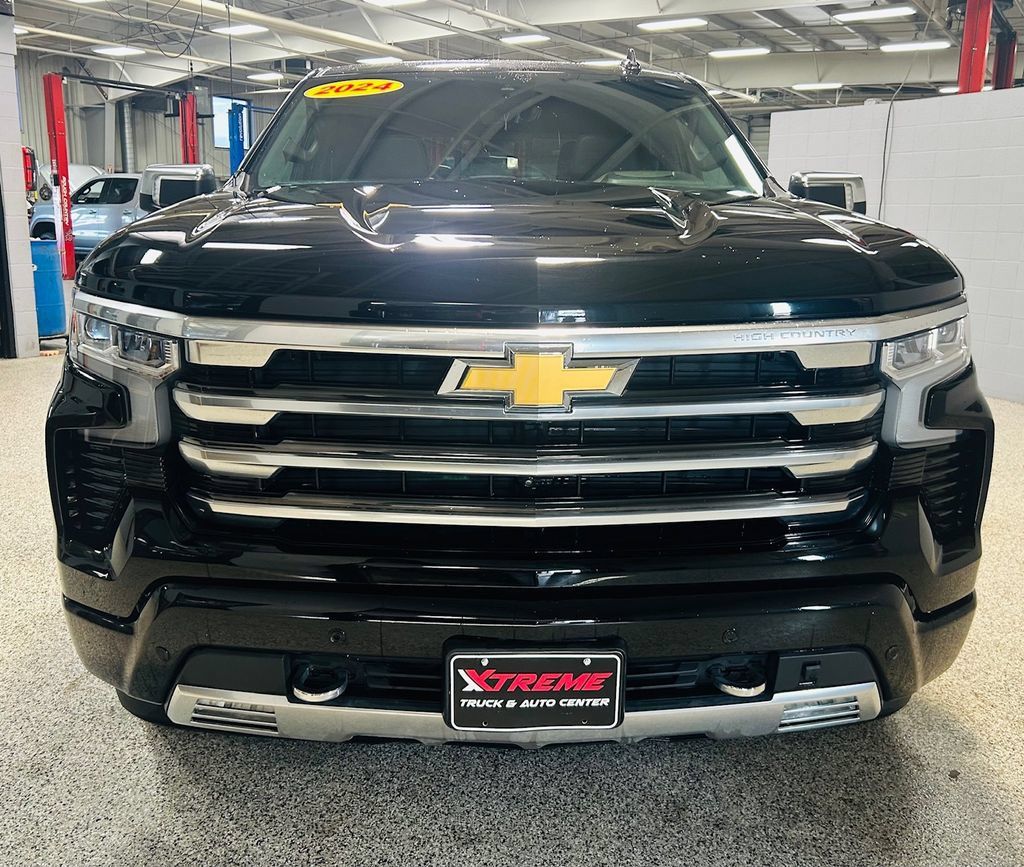Used 2024 Chevrolet Silverado 1500 High Country w/ Technology Package AWD/4WD image 2