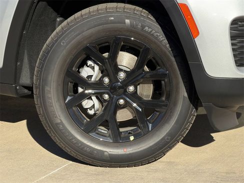 New 2025 Jeep Grand Cherokee Altitude image 8