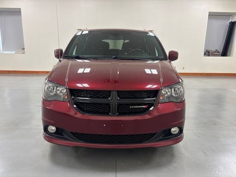 Used 2018 Dodge Grand Caravan SE FWD image 3