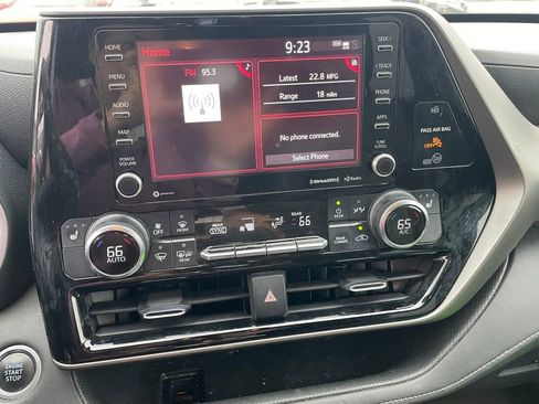 Used 2020 Toyota Highlander XLE image 11