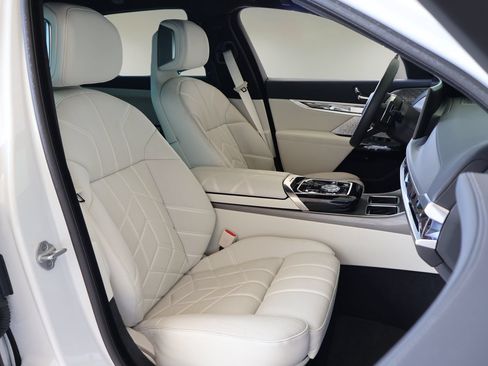 Used 2025 BMW 760i xDrive w/ Executive Package AWD/4WD image 15