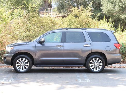 Used 2017 Toyota Sequoia Limited w/ Safety & Convenience Package AWD/4WD image 6
