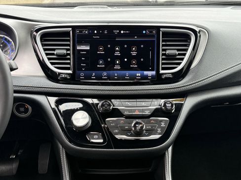 Used 2022 Chrysler Pacifica Limited w/ S Appearance Package image 3