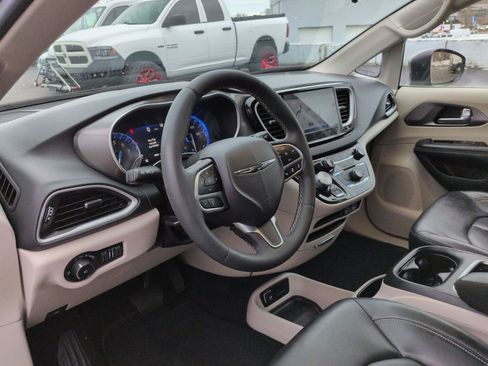 Used 2023 Chrysler Pacifica Touring-L image 9