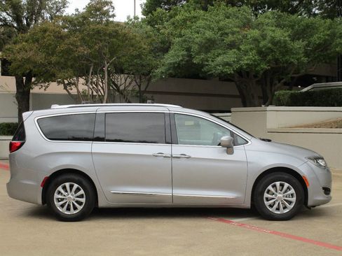 Used 2018 Chrysler Pacifica Touring-L image 3