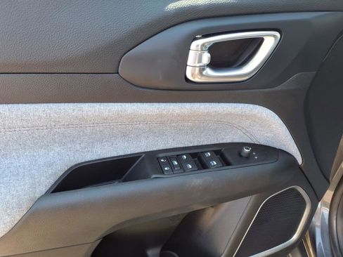 Used 2022 Jeep Compass Latitude image 12