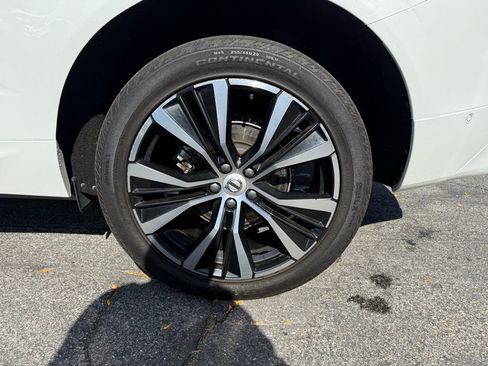 Used 2023 Volvo XC60 B5 Plus image 25