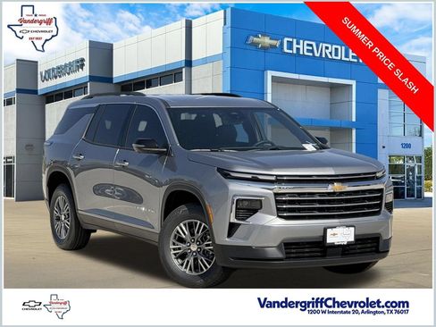 Used 2026 Chevrolet Traverse LT w/ Driver Confidence Package FWD image 1