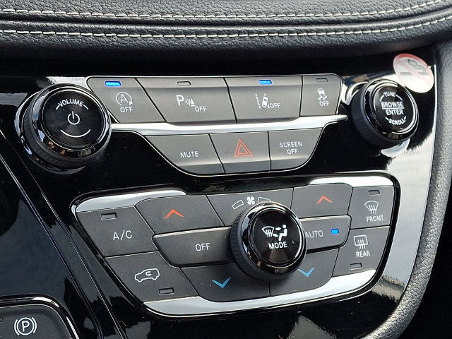 Used 2025 Chrysler Pacifica Limited FWD image 18