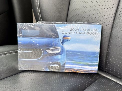 Used 2024 Chrysler Pacifica Select image 31