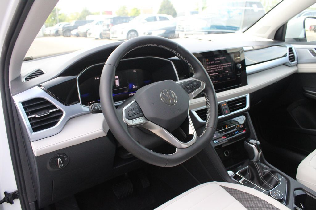 New 2026 Volkswagen Taos SE AWD/4WD image 2