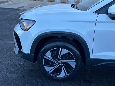 New 2026 Volkswagen Taos SE image 7