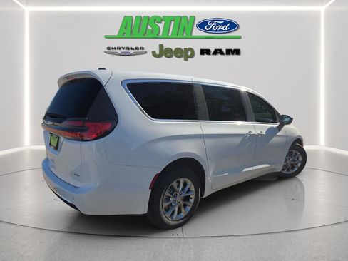 New 2026 Chrysler Pacifica Select AWD/4WD image 5