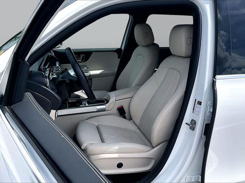 Used 2025 Mercedes-Benz GLB 250 image 8