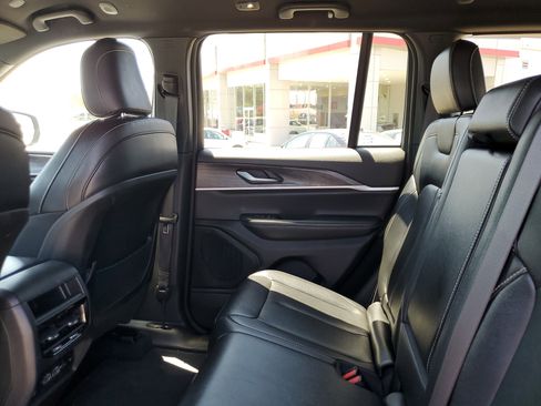 Used 2024 Jeep Grand Cherokee Limited AWD/4WD image 10