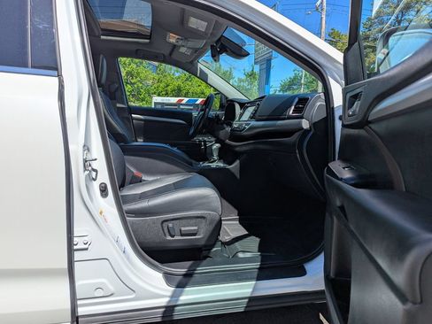 Used 2018 Toyota Highlander XLE AWD/4WD image 33