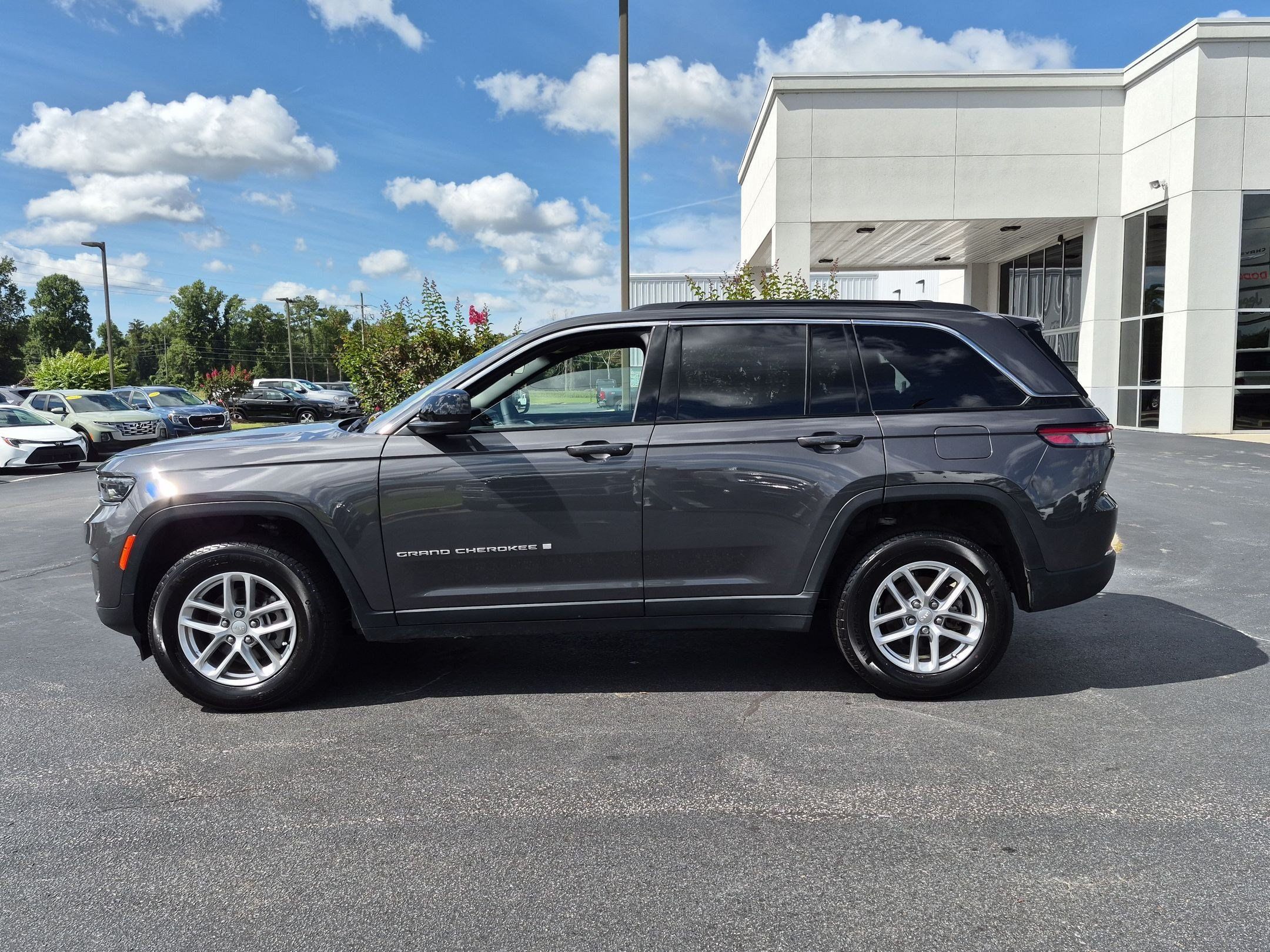 Used 2025 Jeep Grand Cherokee Laredo X w/ Luxury Tech Group I AWD/4WD image 8