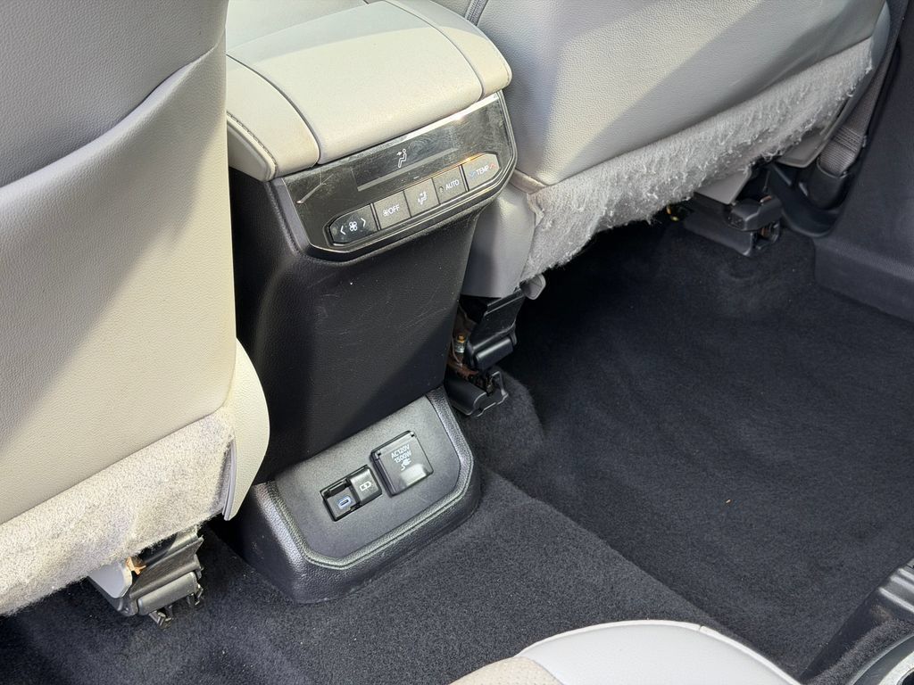 Used 2022 Toyota Highlander Limited AWD/4WD image 24