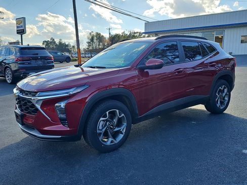 Used 2025 Chevrolet Trax LT w/ Driver Confidence Package image 7