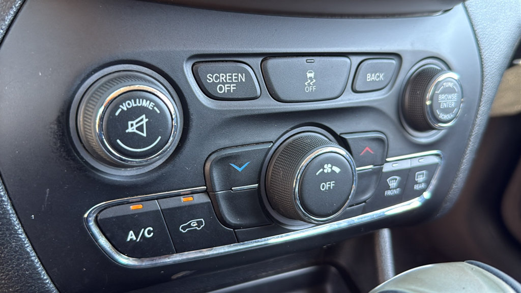 Used 2017 Jeep Cherokee Latitude w/ Comfort & Sound Group FWD image 35