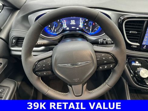 Used 2025 Chrysler Pacifica Limited image 28