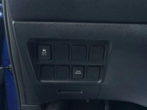 Used 2018 Nissan Pathfinder SV image 39