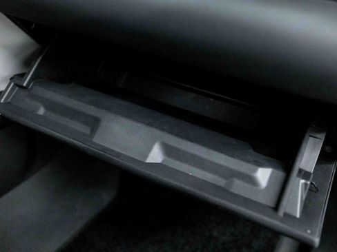 Used 2023 Land Rover Defender 130 SE image 57