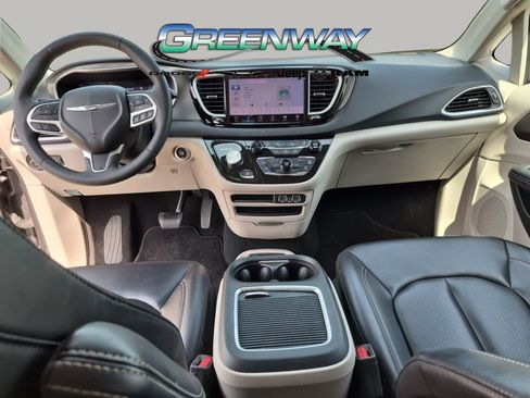 Used 2023 Chrysler Pacifica Touring-L FWD image 10