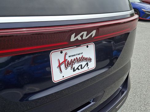Used 2024 Kia Carnival LX FWD image 29