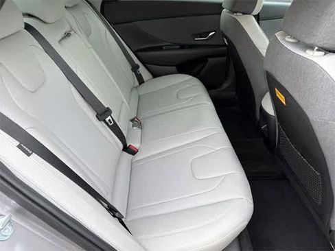 Certified 2025 Hyundai Elantra Limited image 18