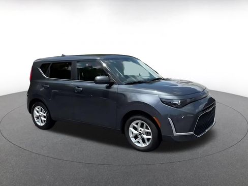 Used 2025 Kia Soul LX w/ LX Technology Package FWD image 2