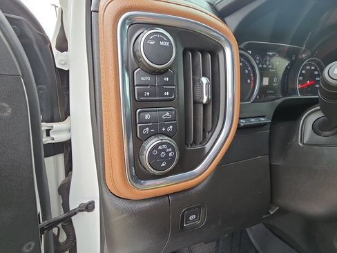 Used 2022 Chevrolet Silverado 1500 High Country w/ Technology Package AWD/4WD image 26