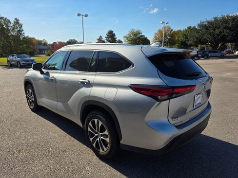 Used 2020 Toyota Highlander XLE image 5