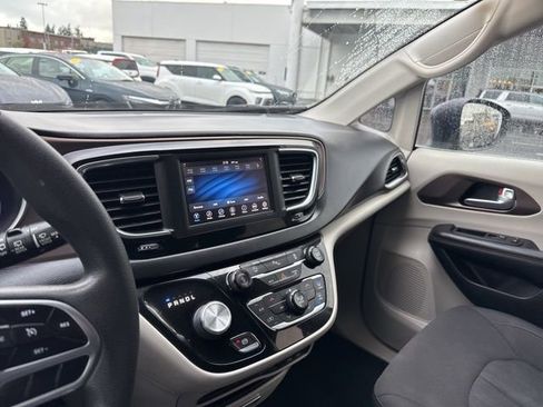 Used 2018 Chrysler Pacifica LX image 21