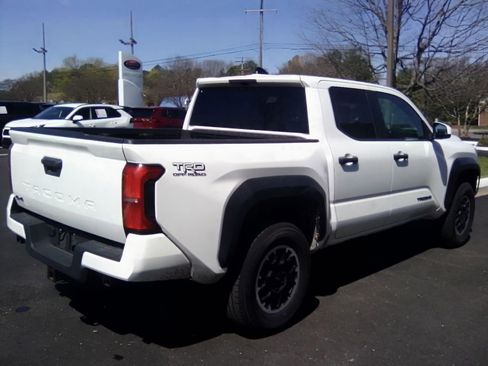 Used 2024 Toyota Tacoma TRD Off-Road image 5