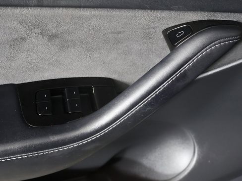 Used 2021 Tesla Model Y Long Range image 35