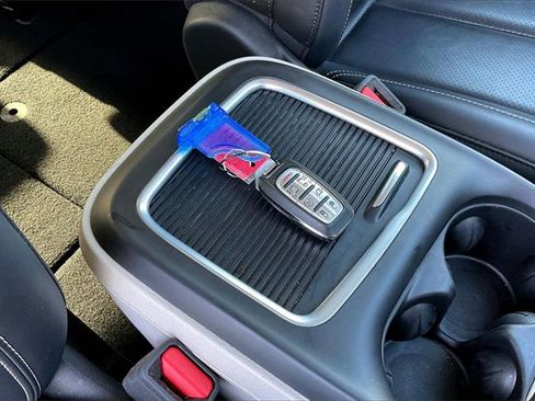 Used 2024 Chrysler Pacifica Touring-L image 11