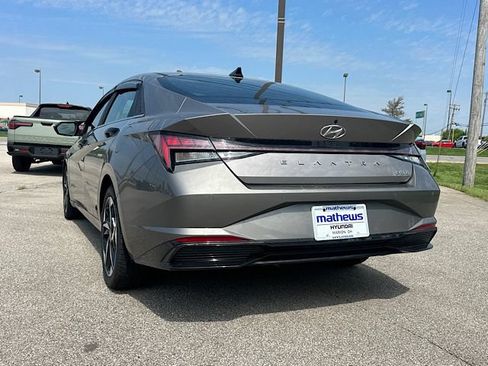 Used 2022 Hyundai Elantra Limited w/ Cargo Package FWD image 3