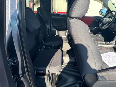 Used 2016 Toyota Tacoma SR5 w/ SR5 Appearance Package (SN) image 28