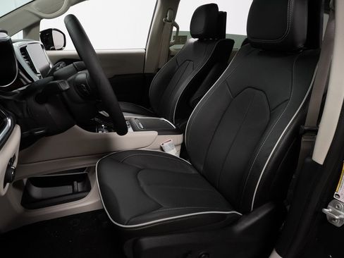 New 2023 Chrysler Pacifica Limited w/ Uconnect Theater Family Group image 15