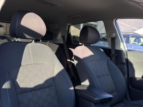 Used 2018 Kia Niro LX image 29