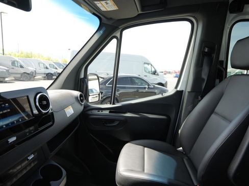 Used 2025 Mercedes-Benz Sprinter 2500 image 12